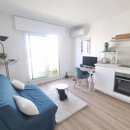 Ac With Balcony In Apartamento